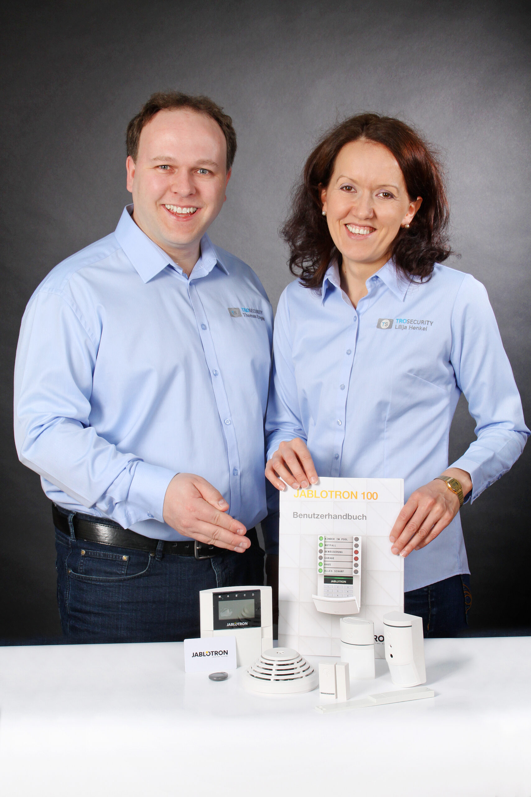 Portrait von Thomas Engels und Lilija Engels, CEO und COO der Firma TROSECURITY Ihr Unternehmen für Sicherung, Absicherung und Schutz Ihrer Privatgebäude und Unternehmens-Immobilien