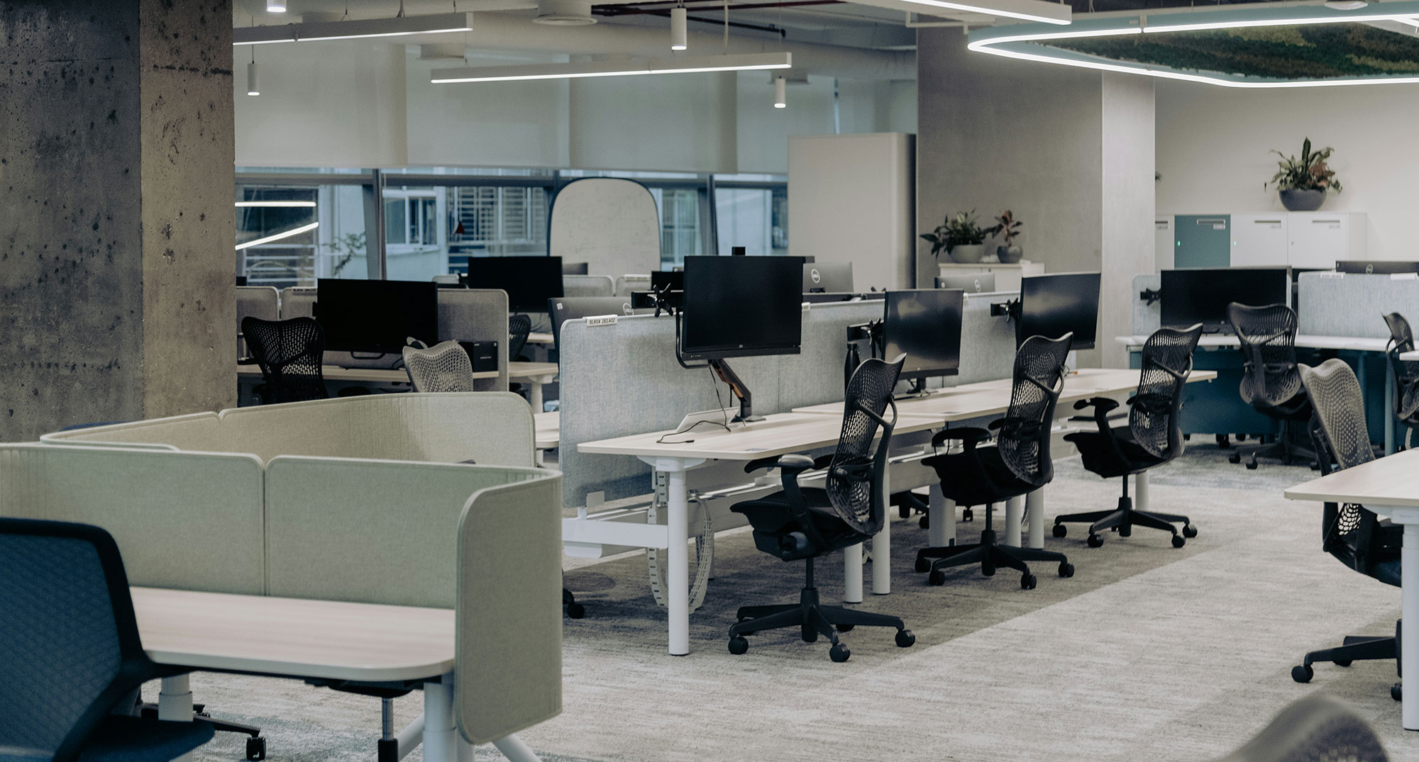 Büro mit vielen Schreibtischen und Stuhlen