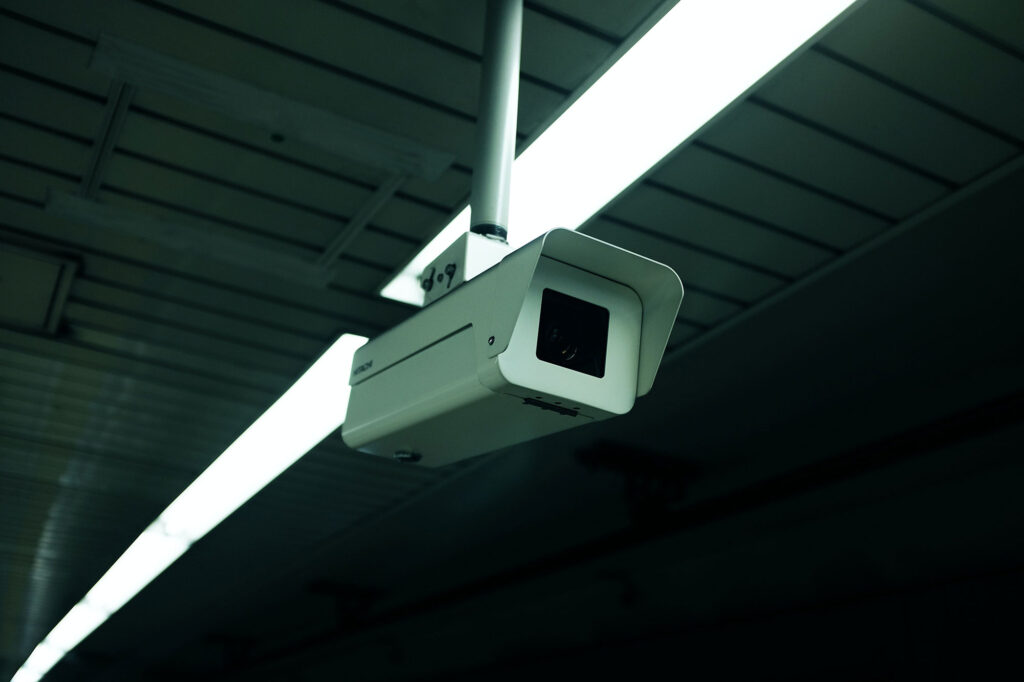 An Der Decke Montierte überwachungskamera in einer Gewerbehalle