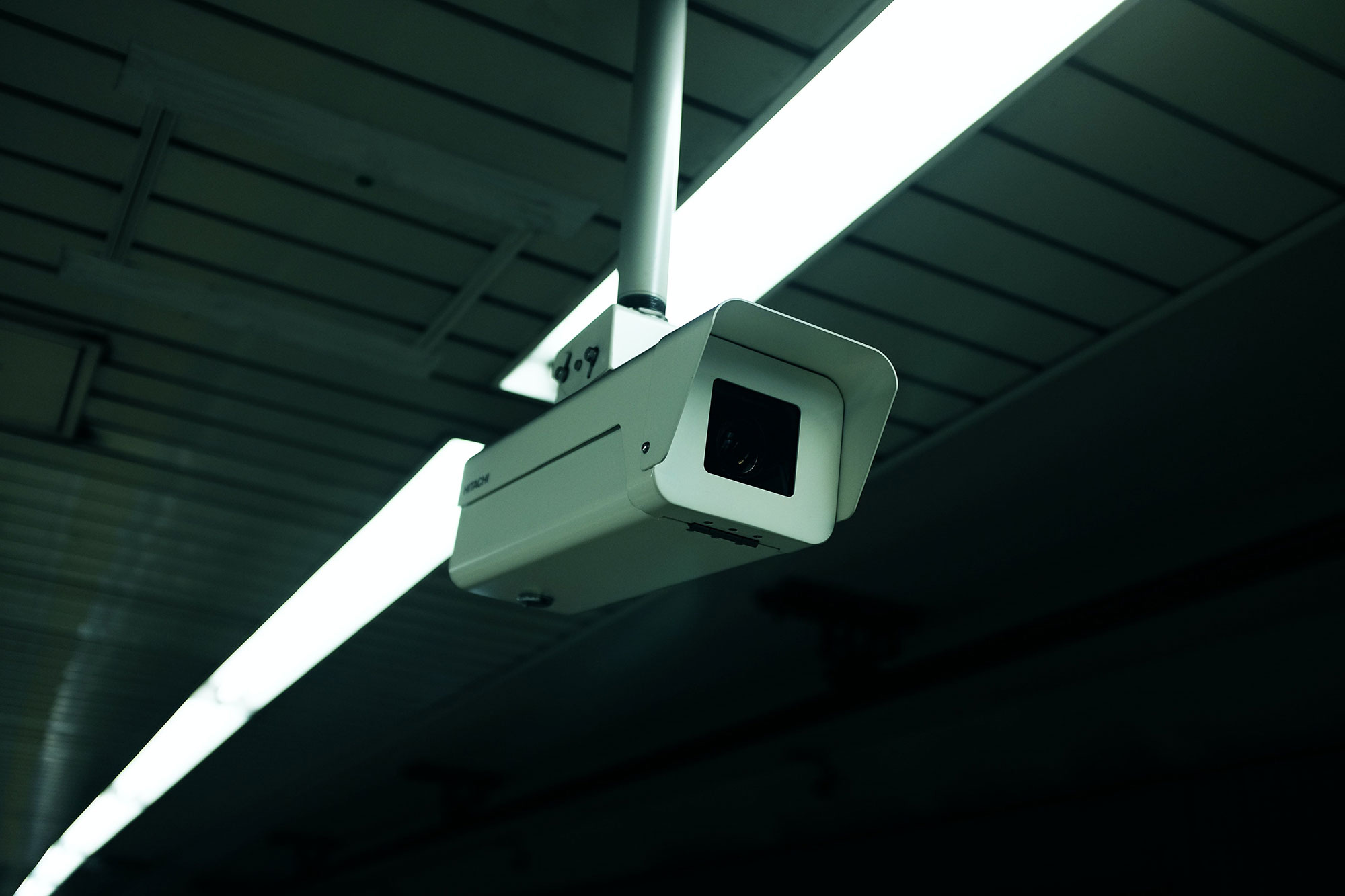 An Der Decke Montierte überwachungskamera in einer Gewerbehalle